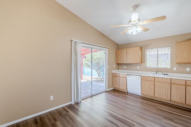Building Photo - 2117 W Renaissance Ave