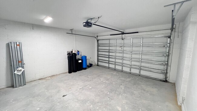 Building Photo - Spacious 3-Bedroom Home with Garage & Pati...