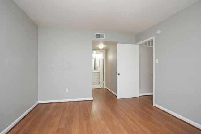 Building Photo - For Lease-Housing Vouchers Accepted | 2 Bed, 2 Bath | 925 Sq Ft | Lakecrest Community |