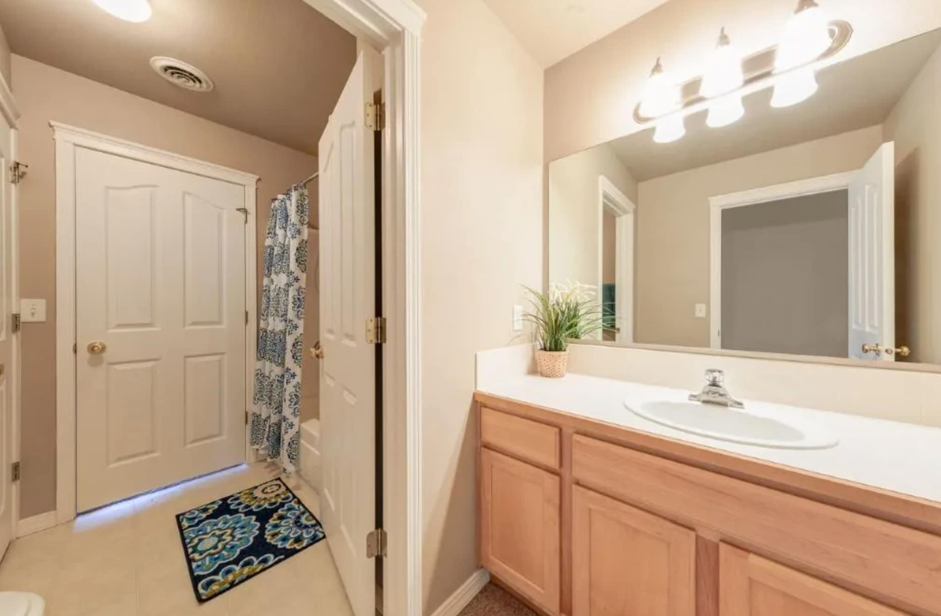 2nd Floor Bathroom - shared - 6110 North Point Bar Ln
