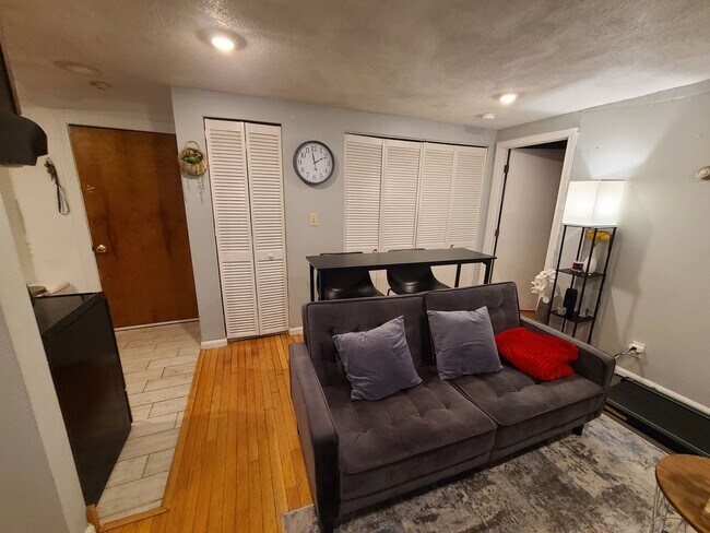 Building Photo - Renovated large 1 bed - B line T - Off Street Parking