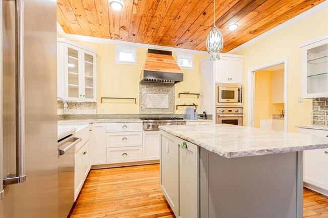 Building Photo - Charming 3 Bed / 2.5 Bath Two-Story Home!