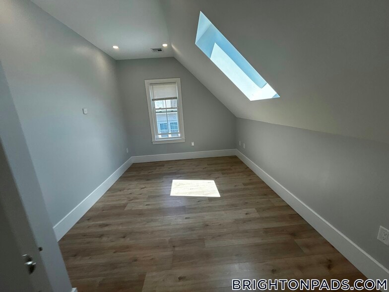 Building Photo - 124 Kenrick St