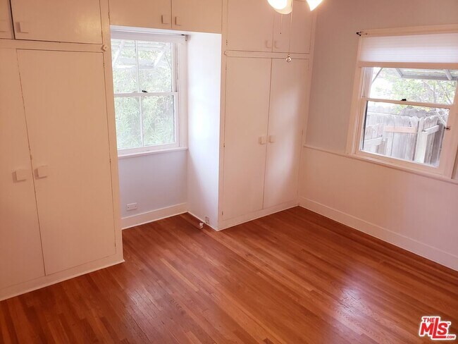 Building Photo - 1710 Oakwood St