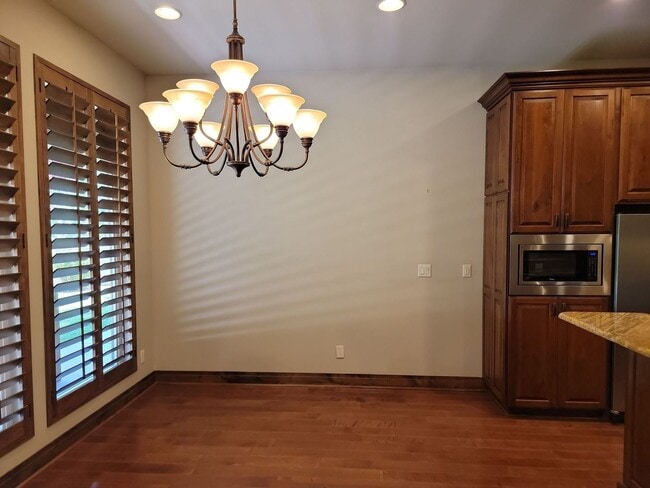 Building Photo - Stylish 4 Bedroom Home with Large Living S...