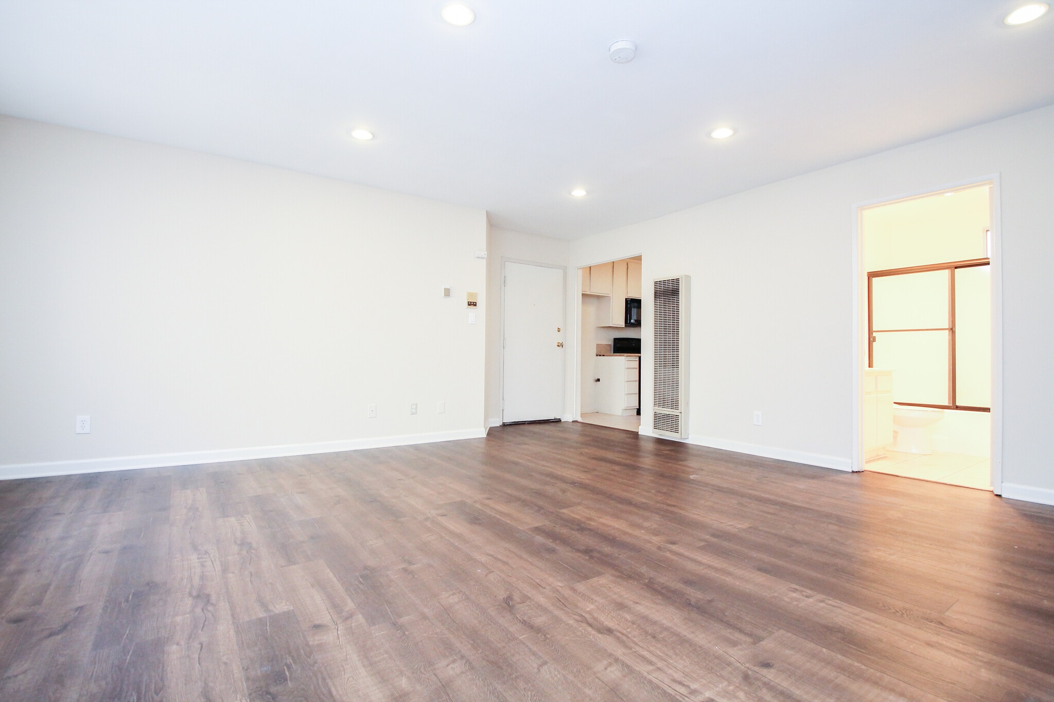 Building Photo - 15040 Moorpark St