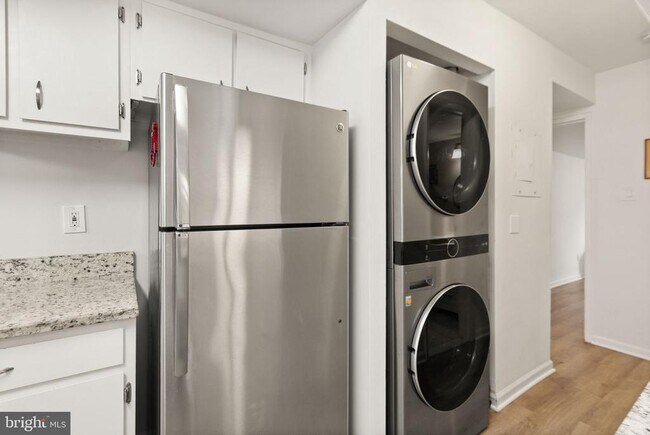 Building Photo - 2042 Royal Fern Ct