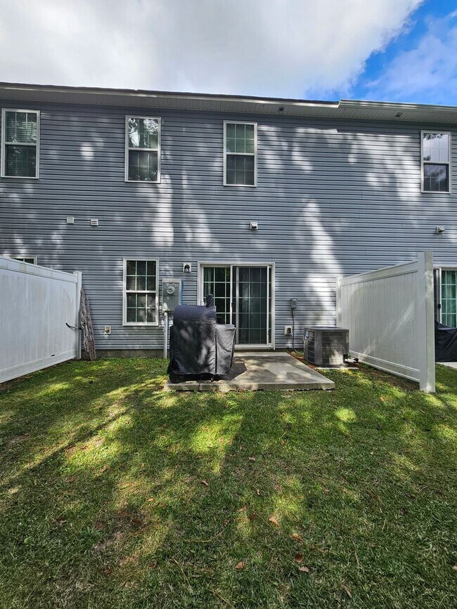 Building Photo - Spacious & Well Maintained Townhouse!