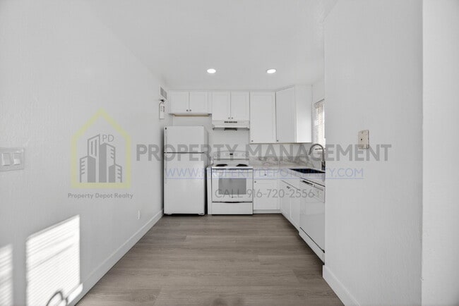 Building Photo - Remodeled 2-Bedroom Gem Near Sac City College