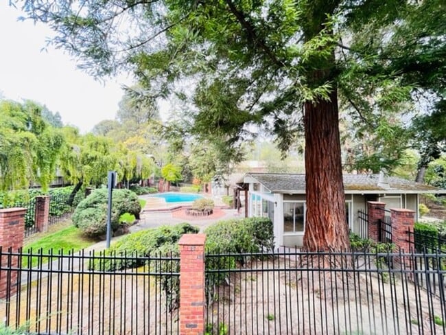 Building Photo - Charming 2BD/1.5BA, Two-Story Townhouse in West Side Danville, Near Downtown- Available NOW!
