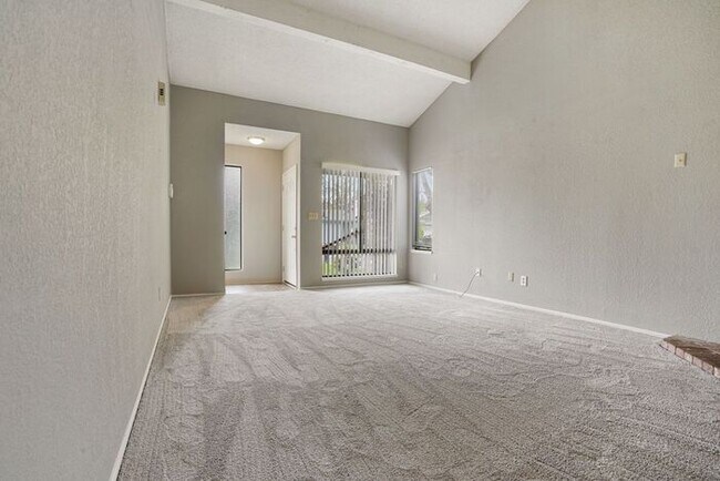Building Photo - Beautiful duplex locate in Sacramento!
