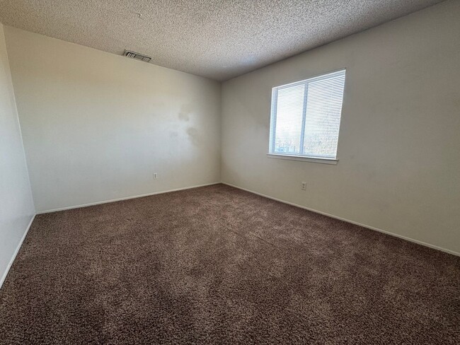 Building Photo - JUST REDUCED! Apple Valley Home in Sycamor...