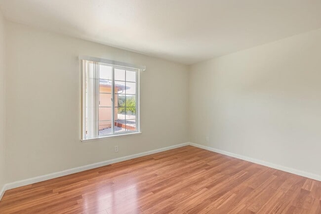 Building Photo - 985 Bellhurst Ave