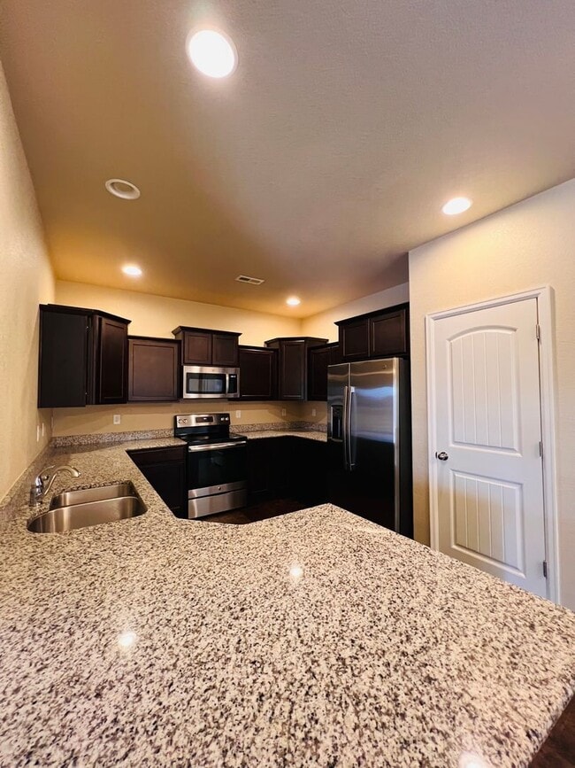 Building Photo - 5640 Shamrock Heights