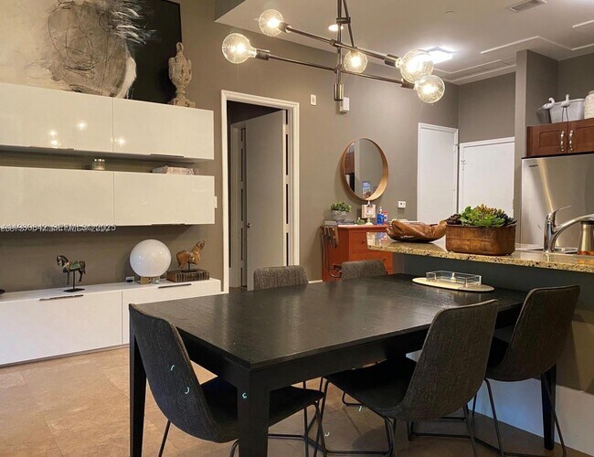 Building Photo - 20000 E Country Club Dr