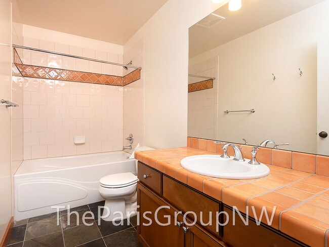 Building Photo - Gorgeous Green Lake 3BR TH – Walk to Swim,...