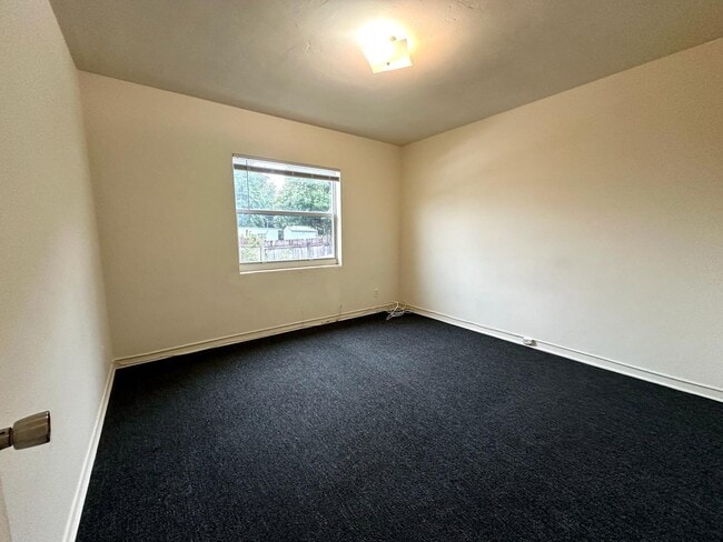 Building Photo - 530 58th St