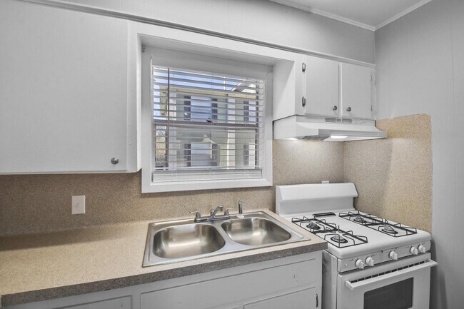Building Photo - 1510 Broadmoor Dr