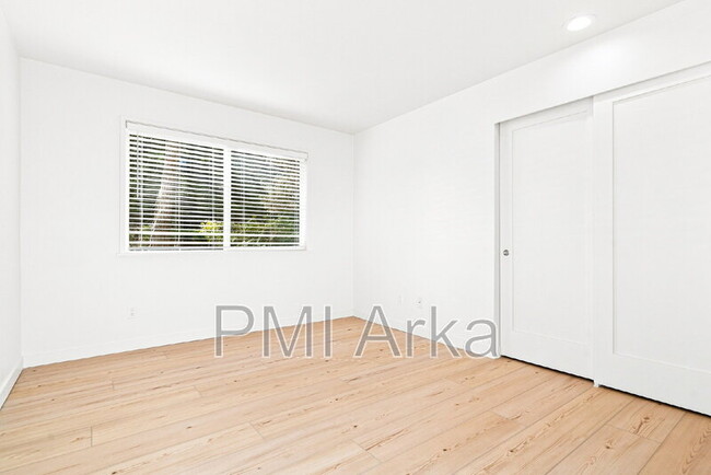 Building Photo - 9800 Roosevelt Way NE