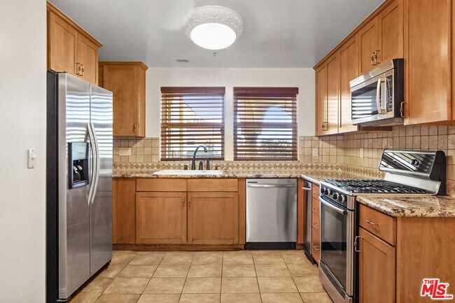 Building Photo - 1050 N Edinburgh Ave