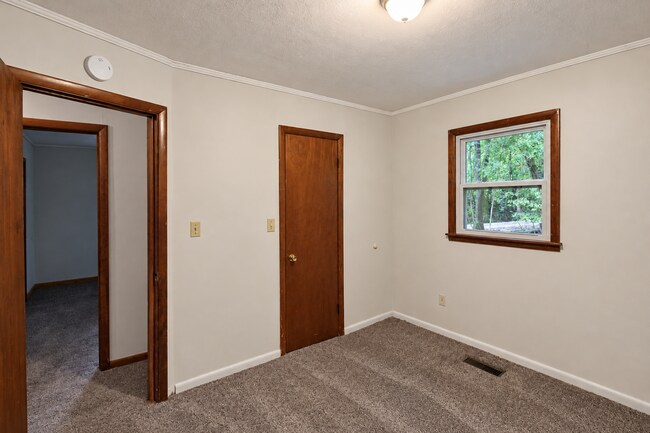 Building Photo - 297 Anderson Ln