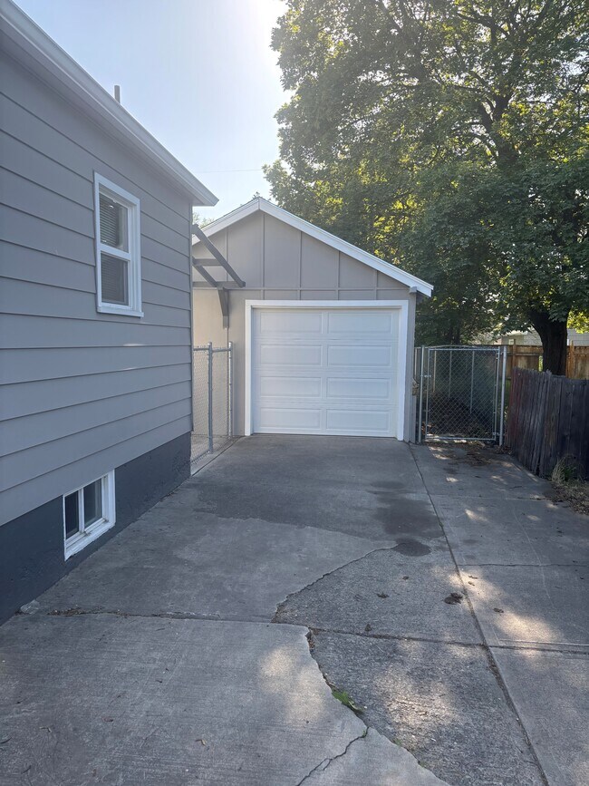 Garage/driveway - 1823 N Nelson St