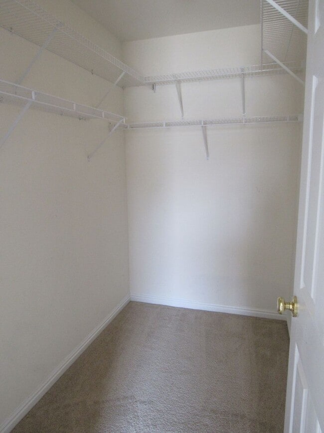 Building Photo - Bright and well maintained 4 bed, 3 bath h...