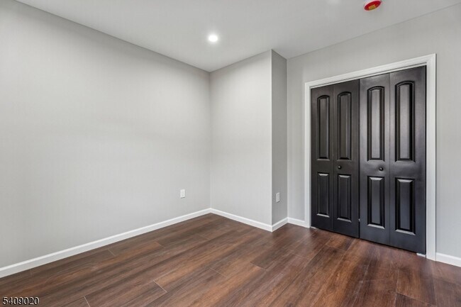 Building Photo - 268 Morris Ave