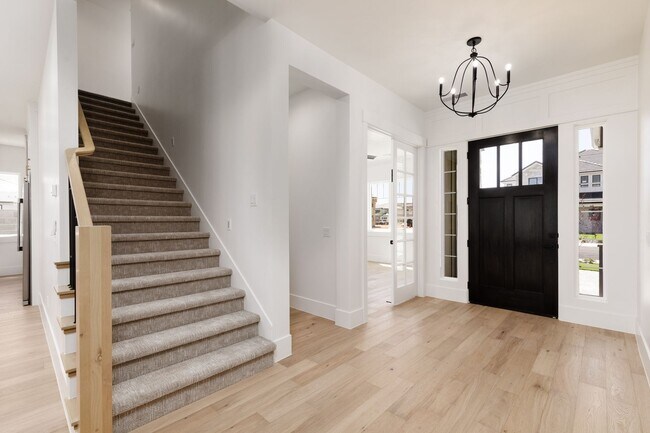 Building Photo - Stunning 5 bed 4 bath with RV Garage