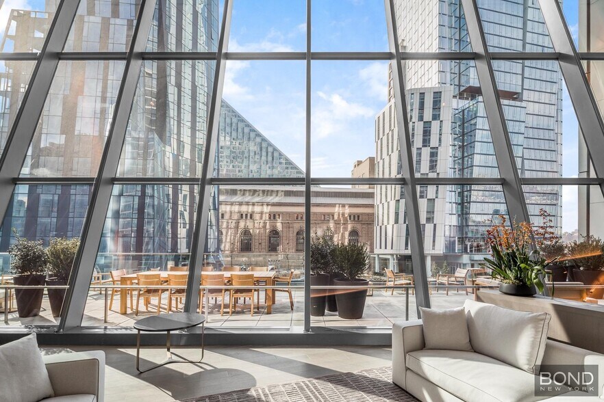 Building Photo - 635 W 59th St