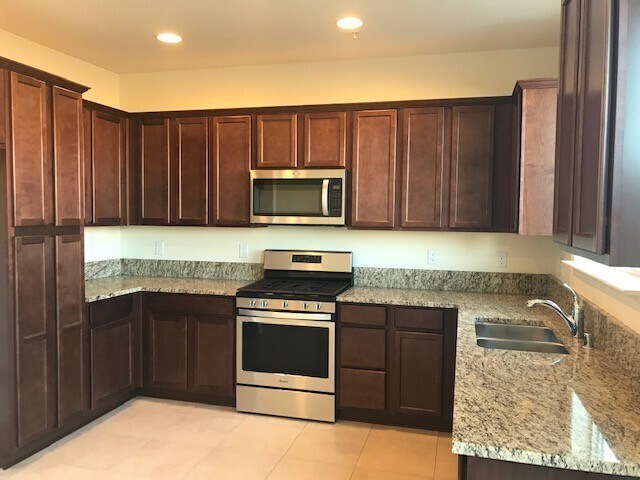Building Photo - Three Bedroom Townhouse near UNR
