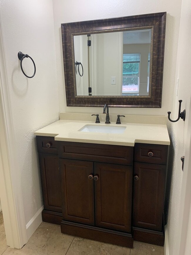 Building Photo - HAS IT ALL!  One Bedroom Condo; Murray; /Garage & Pool