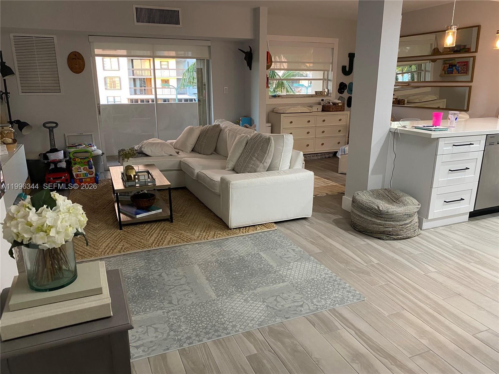 Building Photo - 2201 Brickell Ave