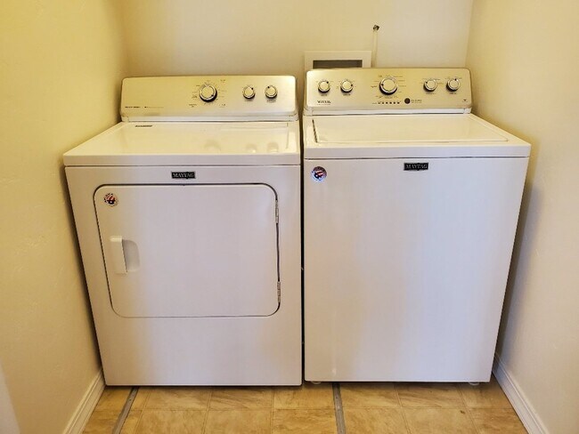 Building Photo - 3bedroom, 2 bathroom with garage