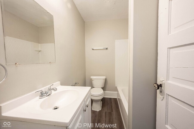 Building Photo - 323 W 40th St