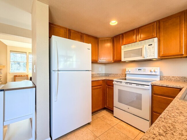 Building Photo - Open and Bright Corner Unit