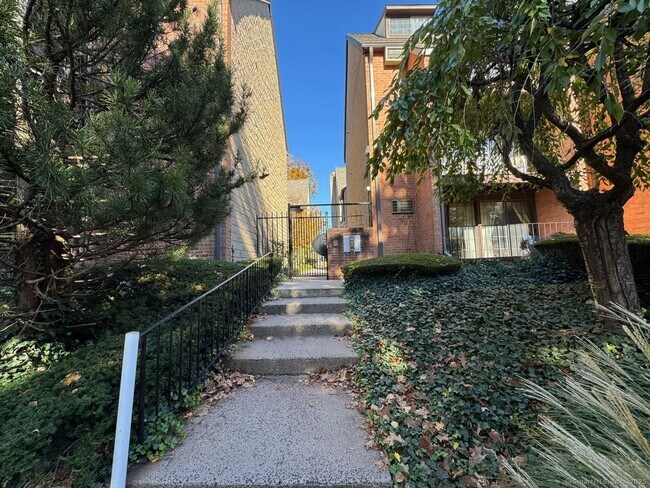 Building Photo - 181 Loomis Dr