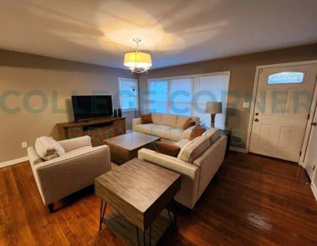 Building Photo - 639 S Poplar St