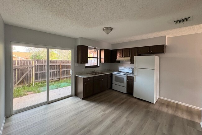Building Photo - 1005 Castle Heights Dr