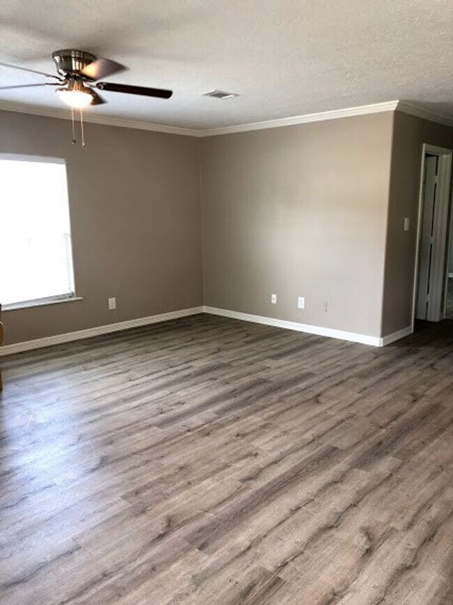 Building Photo - Room For Rent