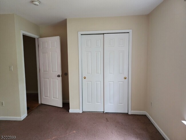 Building Photo - 313 S 6th St