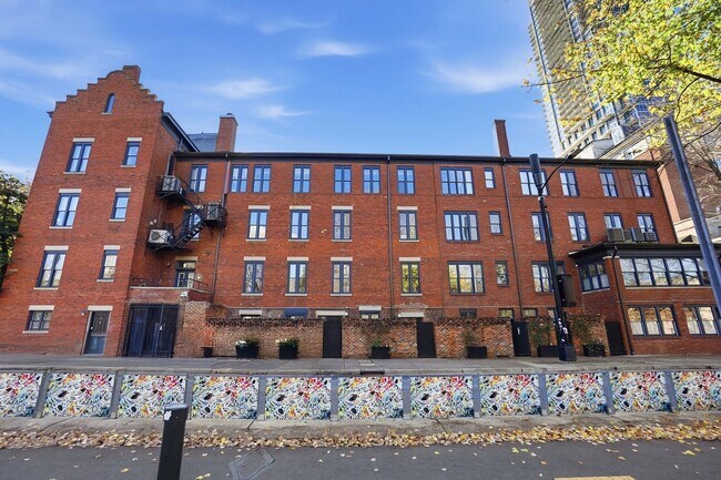 Building Photo - 1 Bedroom Condo in Uptown