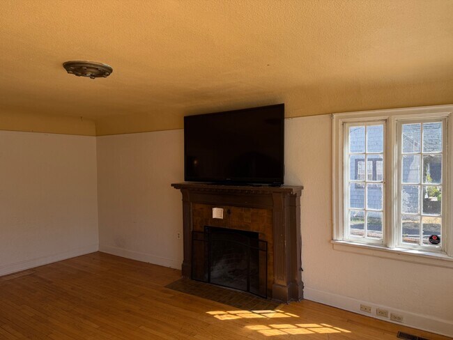Building Photo - 2015 NW Van Buren Ave