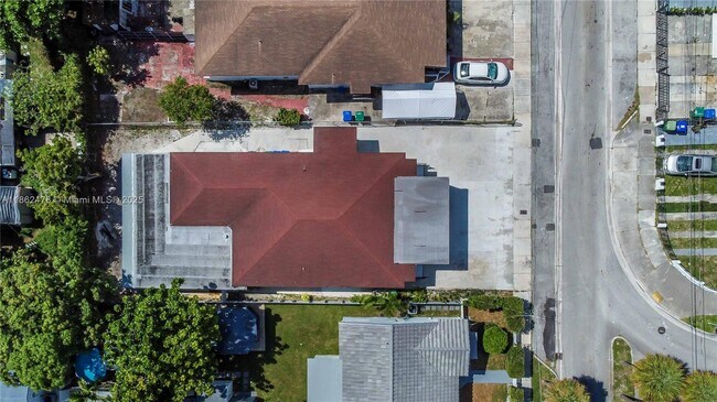 Building Photo - 1013 SW 9th Ave