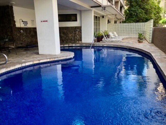 Building Photo - Bright Updated 1 bedroom with covered parking. ALL utilities included