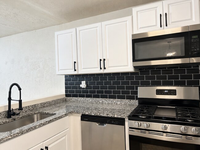 Building Photo - Fairview Heights Gem!