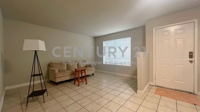 Building Photo - Charming 2-Story 2/1.5 Condo For Rent!