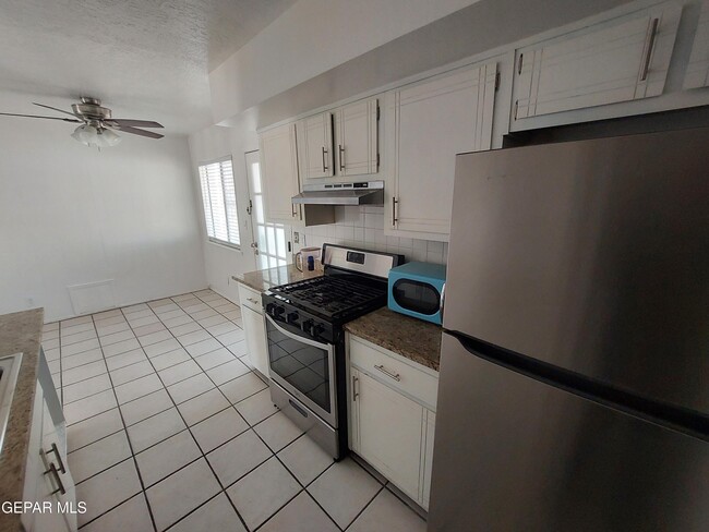 Building Photo - 2212 Cumbre Negra St