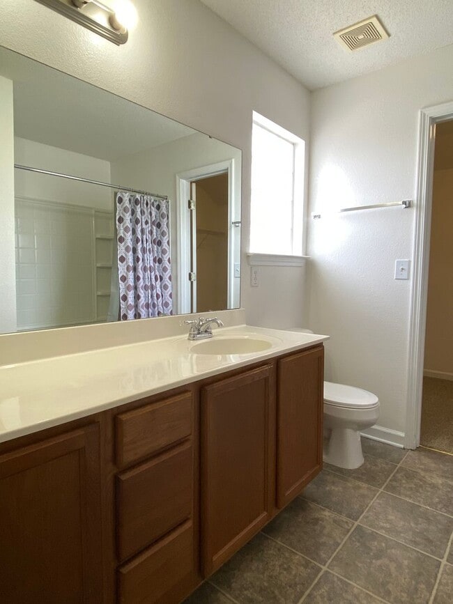 Building Photo - Adorable 3 Bedroom 3 Bath in Preston Green