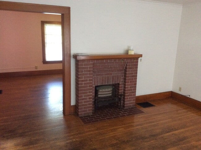 Living Room Fire Place, & Dining - 11 Pratt St